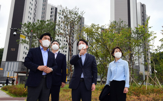 안철수(오른쪽 두번째) 국민의당 대표가 5일 경기 성남 대장동 일대를 방문해 원주민 대책위원회와 간담회를 마친 뒤 공사현장을 둘러보고 있다.국회사진기자단·연합뉴스
